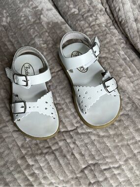 FootMates Ariel White Sandals with Scalloped Detailing, Leather